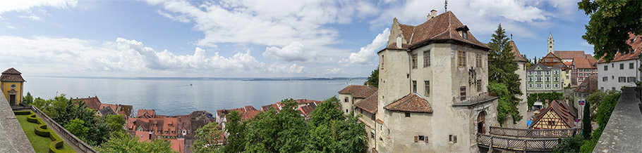 Blick von der Schlossterrasse auf den Bodensee mit der Burg Meersburg und der Meersburger Unterstadt