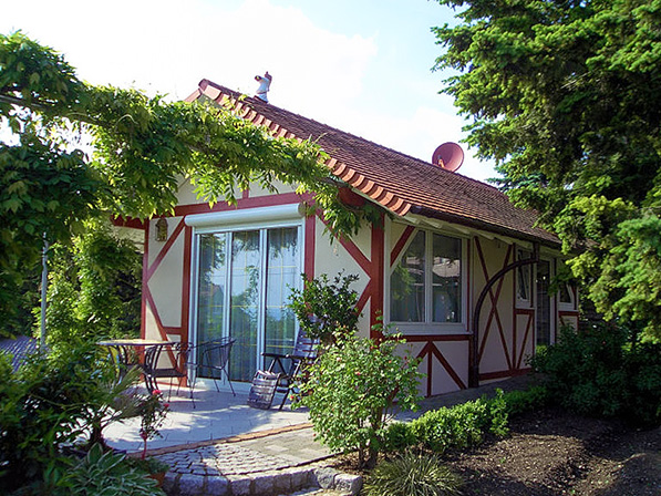 In diesem freistehenden Bungalow ist eine Ferienwohnung untergebracht