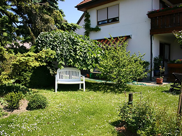 Der Garten vor der Sonnenterrasse des Haupthauses