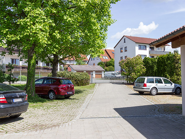 Parkplätze auf dem umzäunten Grundstück